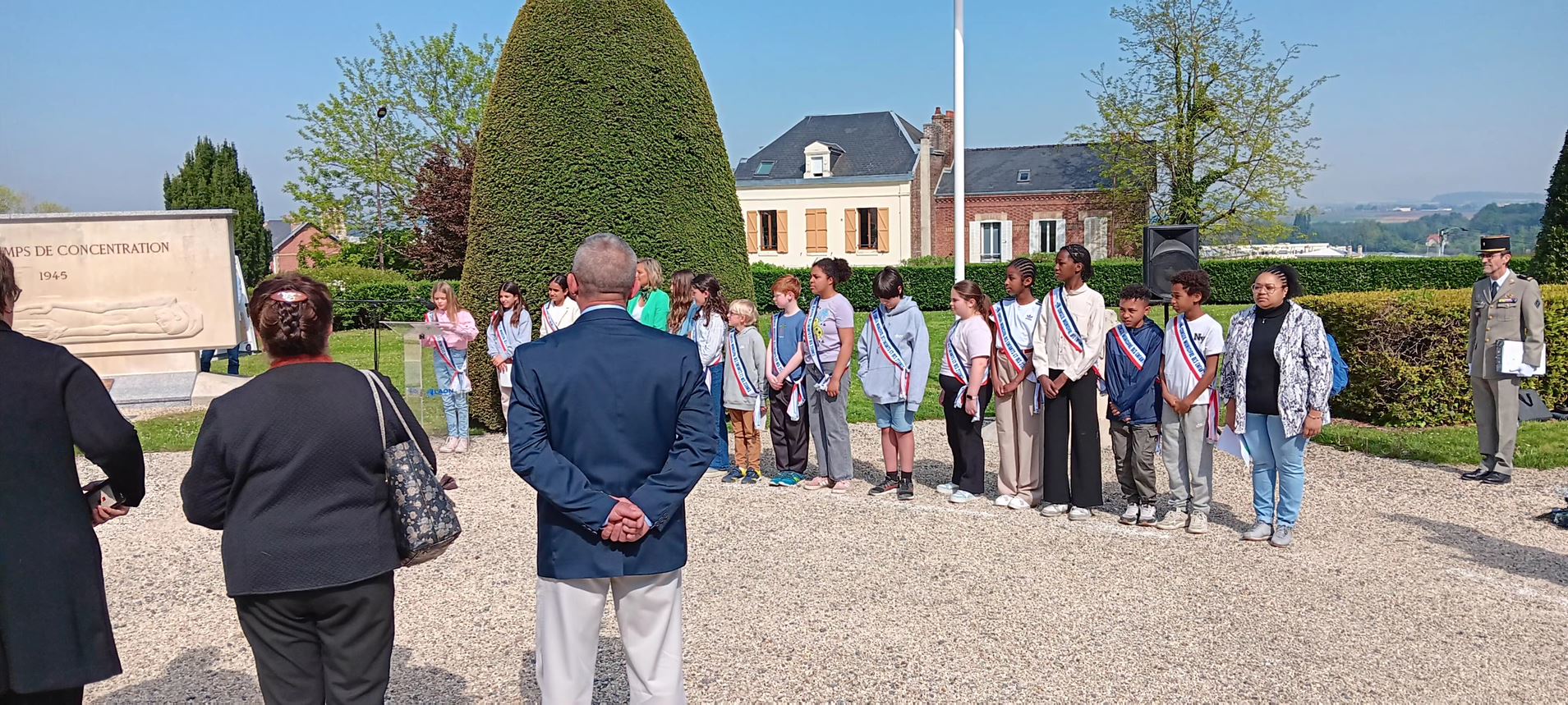 le conseil municipal des jeunes de LAON pendant la commémoration