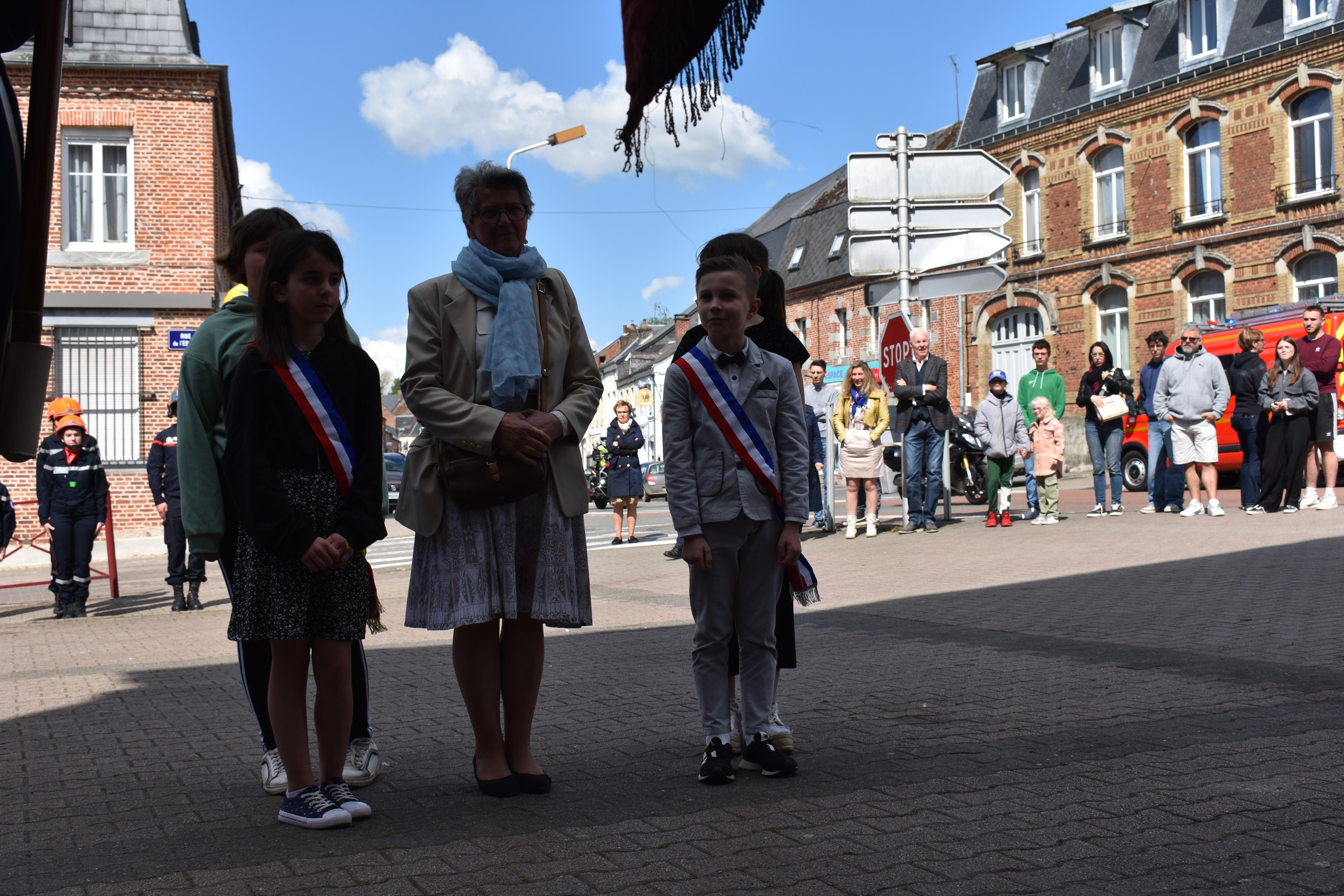 Le conseil municipal des jeunes présent à la cérémonie Le conseil municipal des jeunes présent à la cérémonie