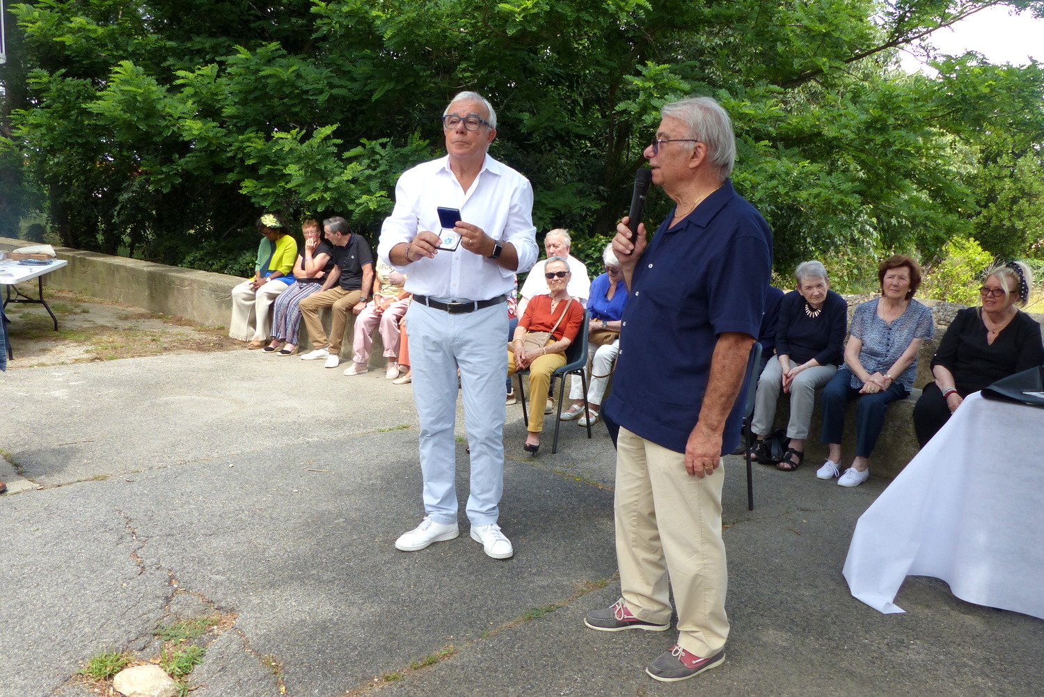 La médaile d'honneur remise à M. le maire Yves Porteix La médaile d'honneur remise à M. le maire Yves Porteix