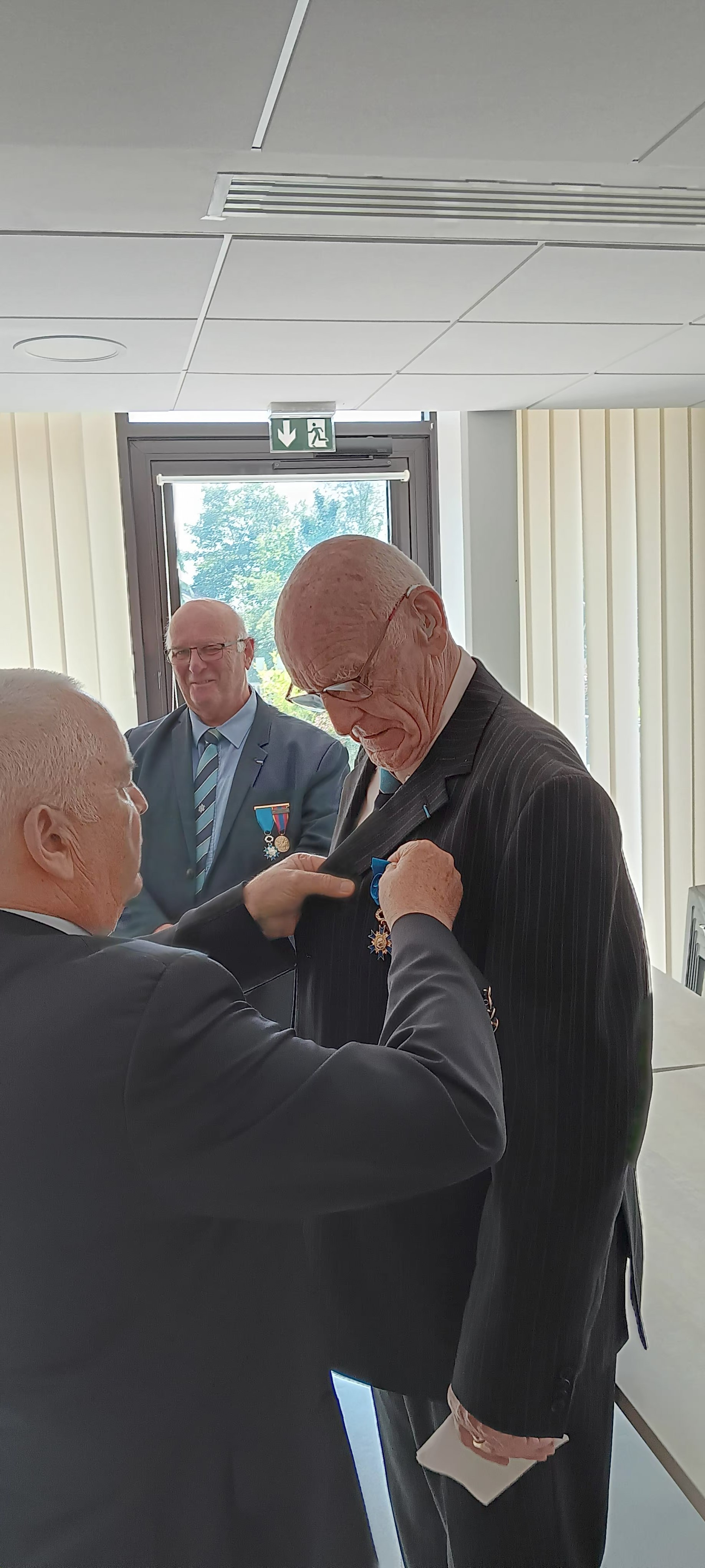 Jean-Claude ROHAT-PICCELLI remet l'insigne Jean-Claude ROHAT-PICCELLI remet l'insigne