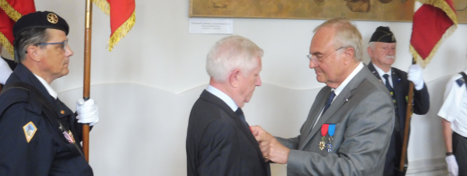 Le président Patrick Sandevoir décore Pierre Menguy