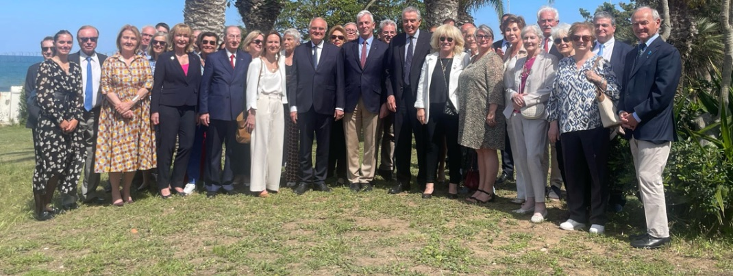 Le groupe avec Anne GUEGUEN, Ambassadrice de France