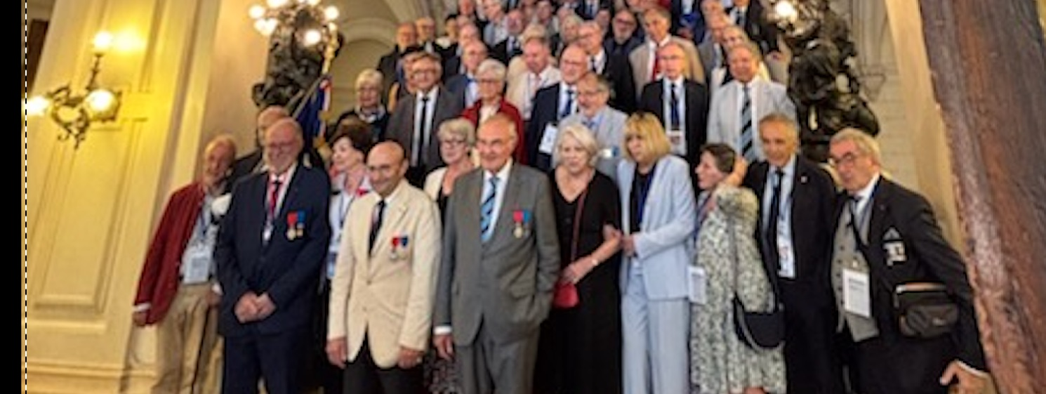Les participants dans l'escalier d'honneur