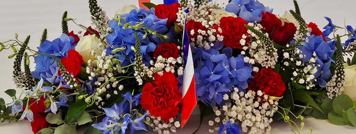 Des fleurs en hommage à tous les morts de toutes les guerres !