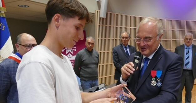 Un champion olympique félicité par le président national