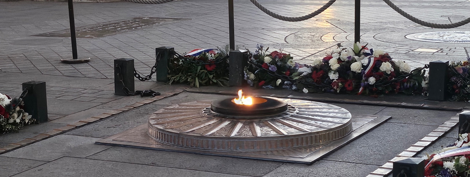 La flamme du sofdat inconnu à l'Arc de Triomphe