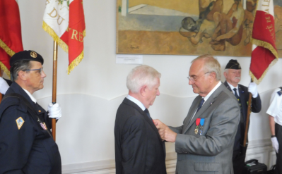 Le président Patrick Sandevoir décore Pierre Menguy