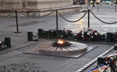 La flamme du sofdat inconnu à l'Arc de Triomphe 