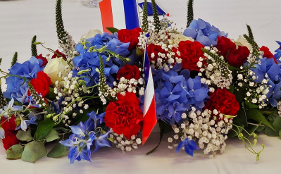 Des fleurs en hommage à tous les morts de toutes les guerres !