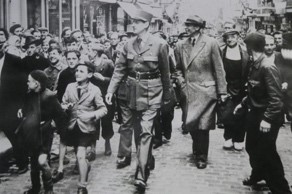 Le Général de Gaulle accueilli à son entrée dans Bayeux le 14 juin 1944
