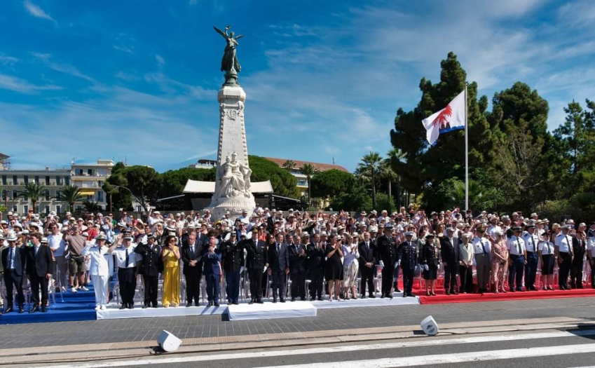 La Tribune officielle aux couleurs du drapeau